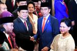 　インドネシアのプラボウォ国防相（中央左）とジョコ大統領（同右）＝２０１９年１０月、ジャカルタ（Ａｎｔａｒａ　Ｆｏｔｏ／Ｗａｈｙｕ　Ｐｕｔｒｏ　Ａ提供・ロイター＝共同）