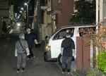 　床下から２遺体が見つかった住宅の現場検証を行い、慌ただしく出入りする警視庁の捜査員ら＝１８日午後７時１０分、東京都足立区