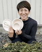 　トマトの茎や葉などの「残渣」（手前）を原料にして作った容器を手にする原直子さん＝７月、北海道美瑛町