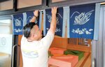 伝統工芸「倉吉絣」ののれん掲出で倉吉を訪れる観光客らの印象度を高める＝６日、倉吉市明治町の打吹回廊