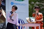 軽快なトークで会場を盛り上げたイモトさん（左）と山本さん＝２０日、ＪＲ米子駅前の特設ステージ