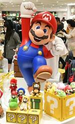 　任天堂の直営店に飾られたキャラクター＝２０２２年１１月、大阪・梅田