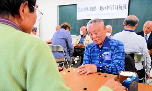 各地区から選抜された囲碁愛好家らが真剣勝負を繰り広げる＝１０月２７日、倉吉市山根の倉吉体育文化会館