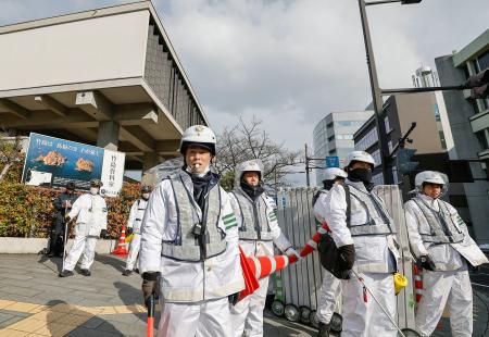 　「竹島の日」式典会場周辺で警戒する警察官＝２２日午前、松江市