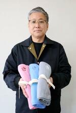 　毛が絡みにくいペット用タオルをＰＲする、「西染工」の福岡友也商品事業部長＝１０日、愛媛県今治市