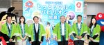 鳥取を万博のサテライト会場に見立てた「とっとリアル・パビリオン」の開幕を宣言する平井知事（左から３人目）ら＝１９日、鳥取県庁
