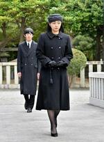 　三笠宮妃百合子さまの「墓所百日祭の儀」で拝礼に向かわれる秋篠宮家の次女佳子さまと長男悠仁さま＝２２日午後、東京都文京区の豊島岡墓地（代表撮影）