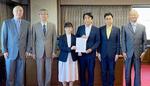 　斎藤法相（右から３人目）に要望を申し入れる医療系４学会の幹部ら＝１日、法務省
