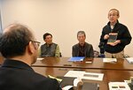 完成した移住記念誌について説明する森下さん（右）＝２６日、鳥取市役所
