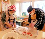 祖父母らと野菜を切る園児