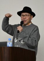 軽妙な口調で谷口さんとの関わりや孤独のグルメのエピソードを語る久住さん＝２６日、鳥取市のとりぎん文化会館