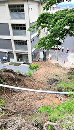 崩落した土砂が敷地内に流れ込んだ鳥取西高＝１６日、鳥取市東町２丁目