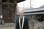 　千日回峰行を成し遂げた後、仙台市で一から建立した慈眼寺に立つ塩沼亮潤さん