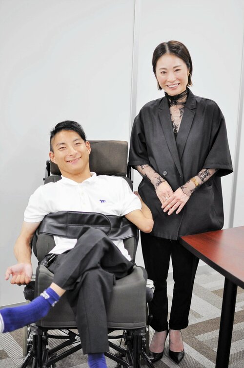 「黒とカーキ色の特注車椅子が愛車」という笑顔の畠山亮夏さん（左）と母の織恵さん