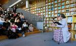 　阪神大震災から２９年となるのを前に、震災について書かれた詩の朗読をする俳優の竹下景子さん＝１３日午後、神戸市