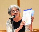 自死遺族支援の手引き書を解説する田中幸子・全国自死遺族連絡会代表＝７月８日、鳥取市