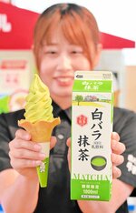 人気商品「白バラ抹茶」を使った「白バラ抹茶ソフトクリーム」（左）