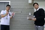 　ジビエペットフードの試作品を持つ愛媛県鬼北町の担当者（左）ら＝４月