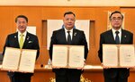 協定を結んだ（左から）平井知事、小川原支店長、深沢市長＝１６日、鳥取県庁