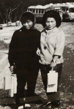 一緒に写真に納まる松本さん（左）と福本さん＝１９６５年ごろ撮影