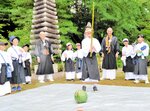 〝修行〟の息抜きにとスイカ割りに興じる子どもたち＝７月２５日、香美町村岡区和池の安養寺