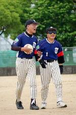 　大会で笑顔を見せる選手ら＝５月、高松市（全日本グランドソフトボール連盟提供）