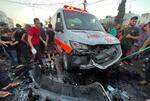 　北部にあるシファ病院入り口付近で破壊された救急車＝３日、ガザ（ロイター＝共同）