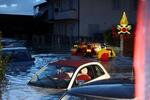 　３日、イタリア中部トスカーナ州で浸水した道路（ロイター＝共同）