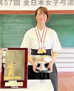 全日本女子選手権を制して日本一に輝いた有沢千秋＝９月、三重県伊勢市の神宮弓道場