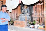 脇侍像が祭られていた場所を見つめる宮下さん＝１２日、岩美町洗井