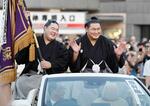 　大相撲名古屋場所で初優勝し、パレードでファンの歓声に応える豊昇龍。左は明生＝ドルフィンズアリーナ