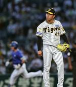 　１回、ＤｅＮＡ・牧（奥）に先制本塁打を浴びた阪神・村上＝甲子園