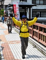  三朝温泉街にかかる恋谷橋を歩く大韓ウオーキング連盟のメンバー＝１日、三朝町三朝 