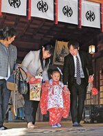 晴れ着姿で七五三参りをする家族連れ＝１５日、鳥取市国府町宮下の宇倍神社