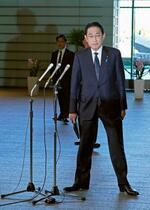 　首相官邸で記者団の取材に応じる岸田首相＝６日午後