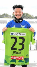 新しいユニホームを手に活躍を誓うダッジィ＝オールガイナーレＹＡＪＩＮスタジアム