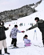 雪のたっぷり積もったゲレンデでスキーを楽しむ来場者ら＝２４日、新温泉町丹土の但馬牧場公園スキー場