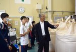  小林社長（中央）の案内で精米所を見学する参加者＝３０日、若桜町若桜の若桜農林振興 