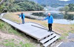 多鯰ケ池の湖畔に整備中の木道＝鳥取市福部町湯山