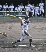 二回裏、勝ち越しの二塁打を放つ境の進＝ヤマタスポーツパーク野球場