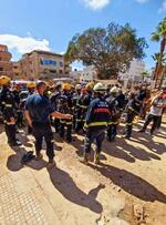 　リビア東部デルナの被災地で活動する救助隊＝１５日（現地市民提供・共同）