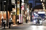 人通りがまばらな飲食店が並ぶ通り、コスト上昇も加わり、コロナ禍前の利益を確保できない店も少なくないという＝米子市角盤町２丁目