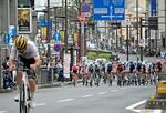 　アジア最高峰の自転車ロードレース「宇都宮ジャパンカップ」の前哨戦で、宇都宮市の目抜き通りを駆け抜ける選手たち＝１９日午後