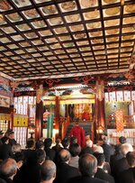 天井画などの修繕工事を終えた弊殿内で厳かに営まれた奉祝祭＝１４日、鳥取県大山町大山の大神山神社奥宮