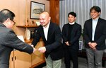 委嘱状を手渡される阪川課長（左から２人目）、小笠原課長代理（同３人目）、深谷社長（同４人目）