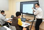 生徒募集を前に、まな森の新しい教室で開かれた体験授業会＝２０２３年１０月