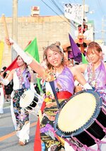 華やかなパフォーマンスで観客を楽しませる打吹童子ばやしお祭り隊