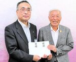 深沢市長（左）に目録を手渡す長谷オーナー＝６日、鳥取市役所