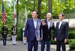 　日米韓首脳会談を前に記念写真に納まる（右から）岸田首相、バイデン米大統領、尹錫悦韓国大統領＝１８日、ワシントン近郊の大統領山荘キャンプデービッド（共同）