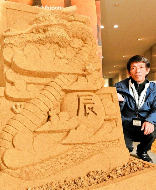 来年の干支「辰」をかたどった砂像＝２９日、鳥取市福部町湯山の鳥取砂丘砂の美術館